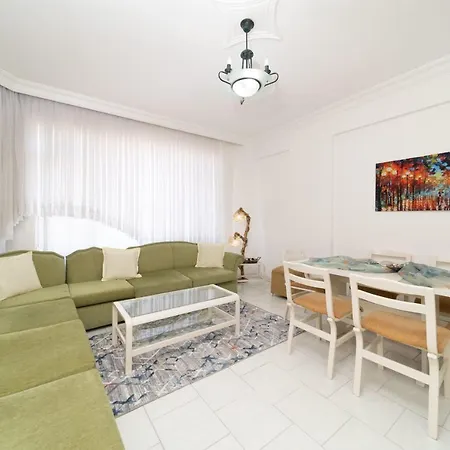 Central Apartment Near Beach In Konyaalti, Antalya شقة